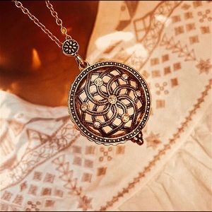 Gorgeous Magnifying Glass Necklace NWOT